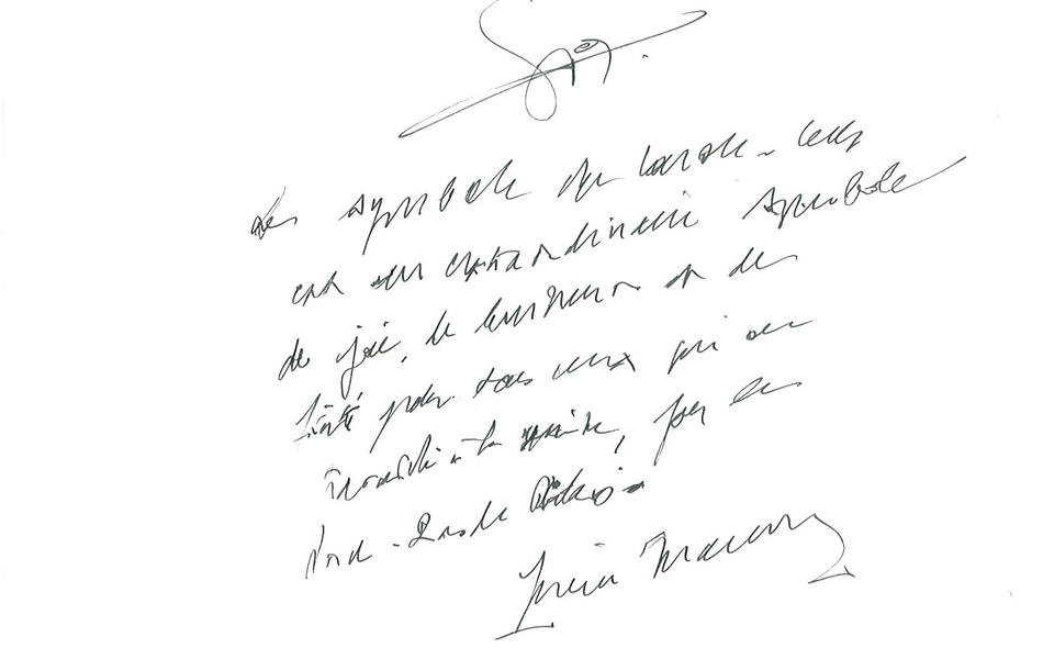 Texte manuscrit sur lequel on lit : "Aujourd'hui on inaugure un "stade" à vie de coupe du monde de l'art. Fier d'être lensois (signature). Le symbole du Louvre-Lens est un extraordinaire symbole de joie, de bonheur et de fierté pour tous ceux qui ont travaillé [...] pour le Nord-Pas-de-Calais. Pierre Mauroy".