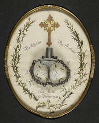 Cadre ovale où se trouve une paire de menottes et l'inscription "Pro Christo - Pro Ecclesia - Le Portel - 19 février 1906".