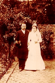 Photographie sepia montrant un couple de jeunes mariés.