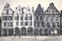 Carte postale noir et blanc montrant des façades de maison.