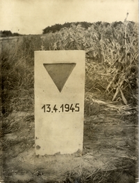 Photographie noir et blanc montrant une stèle sur laquelle est inscrit : "13.4.1945".