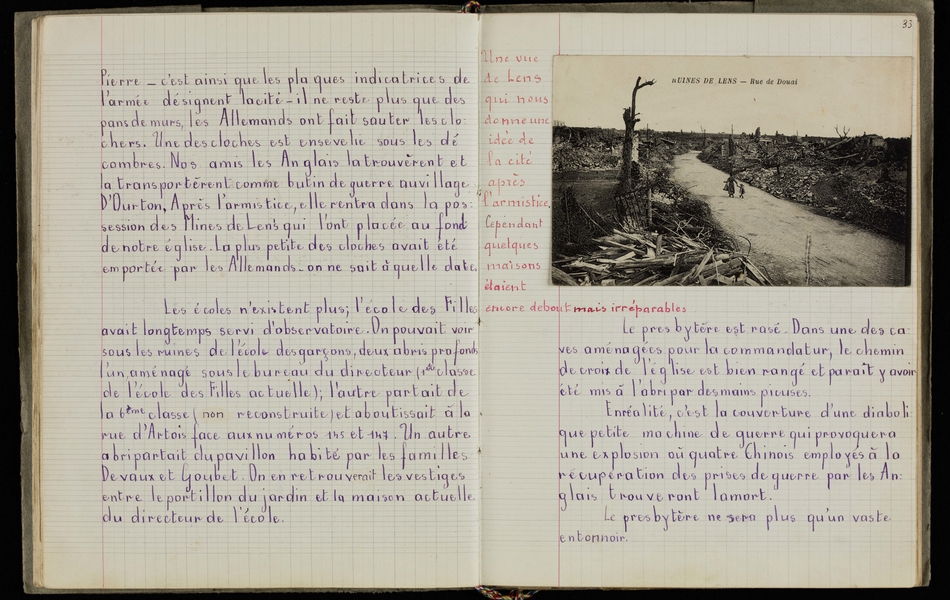 Double page d'un cahier manuscrit retranscrit ci-contre. On y voit aussi une photographie de ruines d'une rue.
