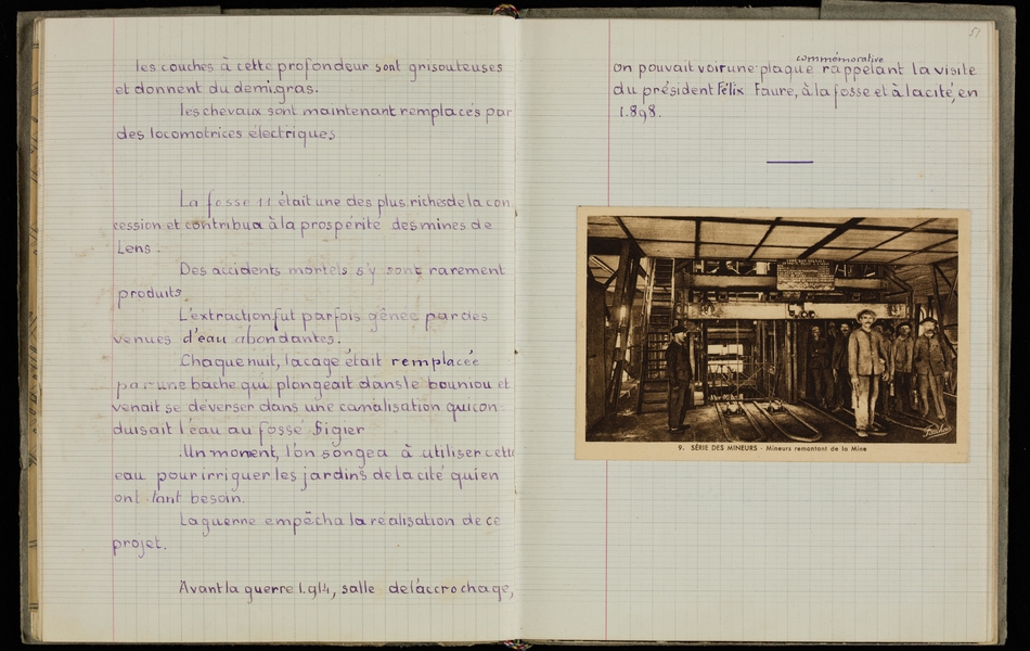 Double page d'un cahier manuscrit retranscrit ci-contre. On y voit aussi des mineurs remontant de la fosse.