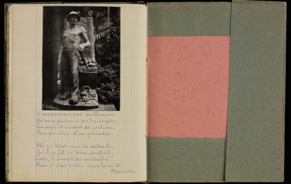 Double page d'un cahier manuscrit retranscrit ci-contre. On y voit aussi une photo montrant une statue de mineur.
