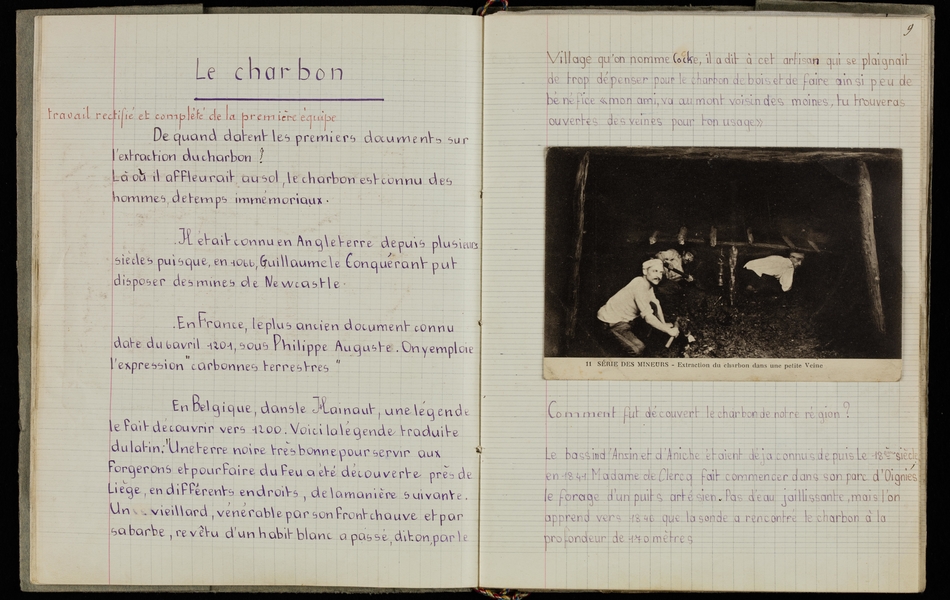 Page d'un cahier manuscrit retranscrit ci-contre. On y voit aussi une photographie montrant des mineurs dans une galerie.