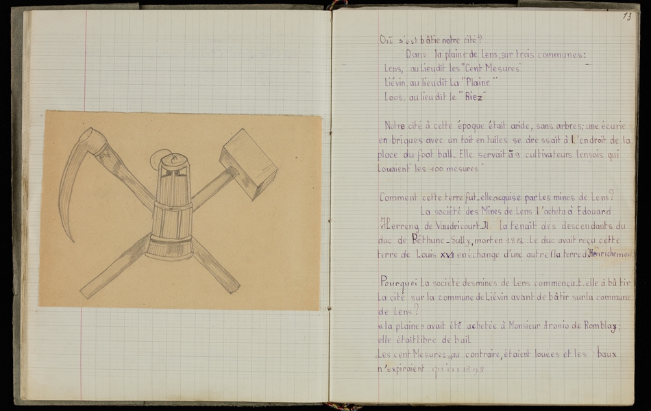 Double page d'un cahier manuscrit retranscrit ci-contre. On y voit aussi un dessin montrant une lampe et des outils de mineurs.