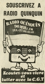 Tract publicitaire en noir et blanc représentant une radio dotée d'un visage, de bras et de jambes. Souriante, elle tient une banderole sur laquelle on lit: "Souscrivez à Radio Quinquin. Radio Quinquin, 90 MHz.fm, tél: (27)88.63.61. Écoutez-vous vivre et lutter avec la C.G.T."