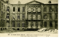 Carte postale noir et blanc de l'abbaye Saint Vaast bombardée. On remarque que de nombreuses fenêtres ont explosé.