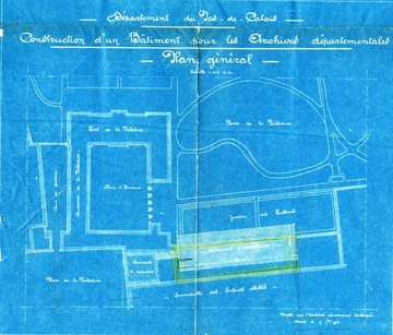 Plan d'architecte (crayon blanc sur papier bleu) situant la construction des nouvelles archives par rapport au bâtiment et au parc de la préfecture. Le jardin des huissiers, la place de la préfecture et l'immeuble des enfants assistés sont également représentés.
