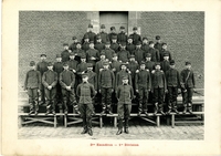 Photographie noir et blanc montrant une unité militaire posant pour le photographe.