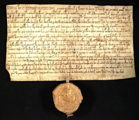 Document manuscrit sur parchemin, retranscrit ci-contre, auquel est apposé un sceau rond montrant un chevalier sur son cheval.
