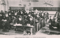 Carte postale noir et blanc montrant une classe de jeunes filles en train de travailler.