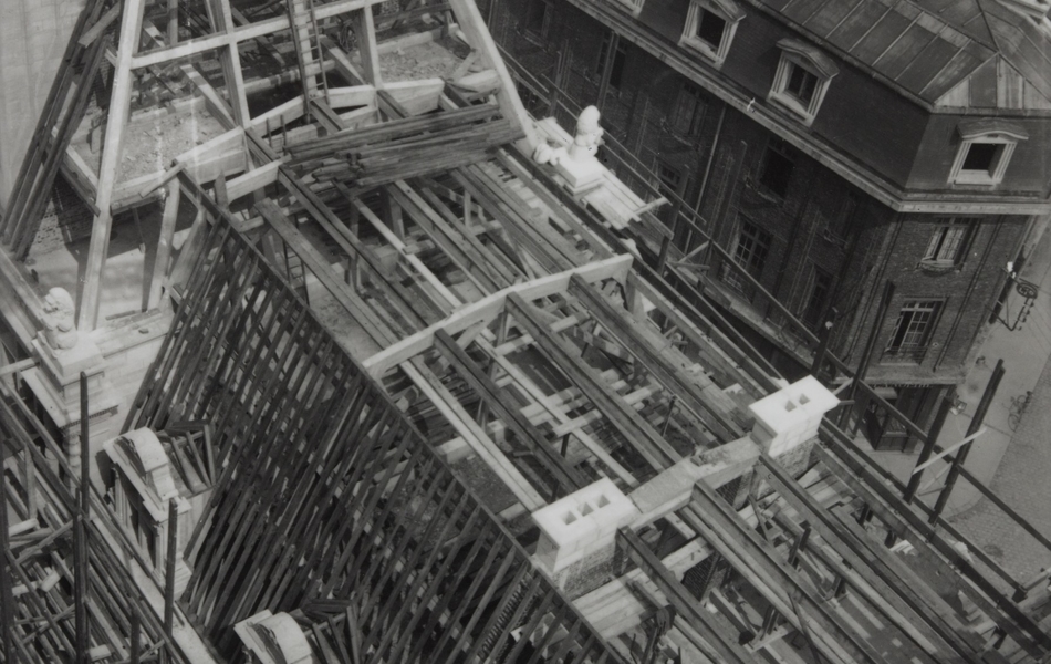 Photographie noir et blanc montrant un chantier d'un bâtiment en construction.