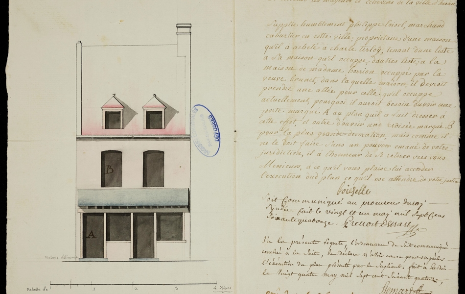 Double page manuscrite. À gauche, l'élévation d'une façade de maison. À droite, le texte suivant : "Messieurs les mayeurs et échevins de la ville d'Hesdin supplient humblement Philippe Loisel, marchand cabaretier en cette ville, propriétaire d'une maison qu'il a acheté à Charles Tirloy, tenant d'une liste à sa maison qu'il occupe d'autres listes à la maison de Madame horrion occupée par la veuve Bonnet, dans laquelle maison il devroit prendre une allée pour celle qu'il occupe actuellement, pourquoi il auroit besoin d'avoir une porte marqué A au plan qu'il a fait dresser à cet effet, et outre d'ouvrir une croisée marquée B pour la plus grande décoration, mais comme il ne le doit faire sans pouvoir émané de votre juridiction, il a l'honneur de se retirer vers vous messieurs, à ce qu'il vous plaise lui accorder l'exécution dudit plan ce qu'il ose attendre de votre justice..."