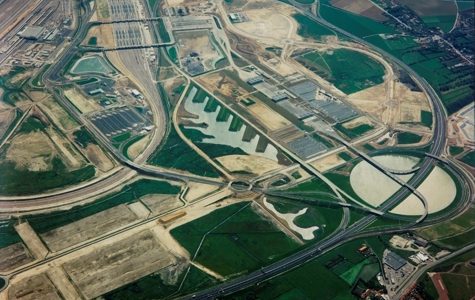 Photographie aérienne couleur montrant une grande infrastructure routière.