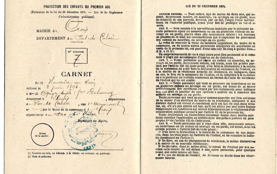 Double page d'un carnet pré-imprimé et manuscrit. Sur la page de gauche, on lit : "Protection des enfants du premier âge (exécution de la loi du 23 décembre 1874. Article 30 du règlement d'administration publique). Mairie de Croix, département du Pas-de-Calais. Carnet de nourrice au sein délivré le 2 juin 1893 à Madame Opegez Angèle (femme delannoy) demeurant à Croix, département du Pas-de-Calais, rue d'Hermicourt, par le maire de la commune de Croix, département du Pas-de-Calais". La page de droite reprend les termes de la loi du 23 décembre 1874.