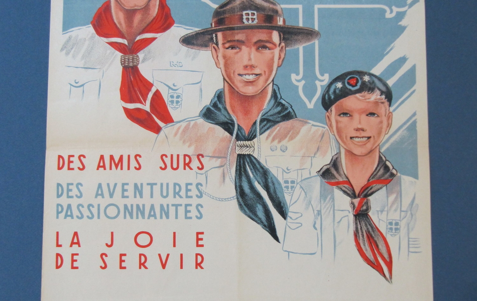 Affiche couleur sur laquelle sont représentés trois scouts enfant, adolescent et adultes (avec attributs selon grade et âge). Autour, on lit : "Des amis sûrs, des aventures passionnantes, la joie de servir. Éclaireurs unionistes de France".
