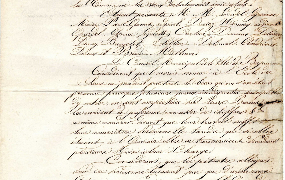 Document manuscrit sur lequel on lit : "Extrait du registre aux délibérations du conseil municipal de la ville de Bapaume. L'an 1842, le 3 mars à 4 heures du soir, le conseil municipal de la ville de Bapaume s'est réuni extraordinairement à la mairie en vertu de l'autorisation donnée par Monsieur le préfet lors de son passage en cette ville le 25 février, dernier jour pour prendre des délibérations à l'effet de lui réitérer sur divers objets intéressant la commune les voeux verbalement émis alors. Étaient présents Messieurs Gourdel-Leprince, maire, Parel-Gamont, adjoint, Duriez-Hénocq, adjoint, Grardel, Amas, Pequette, Cartier, Delimal, Andrieux, Dereux et Bédu-Mathon. Le conseil municipal de la ville de Bapaume, considérant que l'ouvroir annexé à l'école des soeurs ne produit pastout le bien qu'on s'en était promis, parce que plusieurs jeunes indigentes susceptibles d'y entrer, en sont empêchées par leurs parents qui les envoient de préférence ramasser des chiffons ou même mendier, disant que leur travail suffit à leur nourriture personnelle tandis que si elles étaient à l'ouvroir, elles se trouveraient pendant plusieurs mois à leur charge. Considérant que les prétextes allégués par ces parents ne laissent pas que d'avoir une certaine apparence de raison capable d'en séduire encore d'autres et qu'il serait bien avantageux de pouvoir les faire tomber en donnant du pain epndant un certain temps aux jeunes indigentes admises à l'ouvroir. Émet le voeu qu'il soit accordé à la commune sur les fonds généreux affectés à l'instruction publique, la somme de 600 francs destinée à subventionner l'ouvroir et à mettre l'administration à même de donner du pain aux jeunes indigentes qui y travaillent, tant que leur ouvrage ne pourra..."