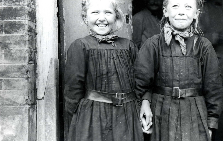 Photographie noir et blanc montrant deux fillettes souriant.