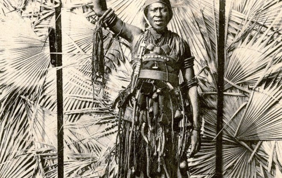 Carte postale noir et blanc d'un homme en habit traditionnel africain.