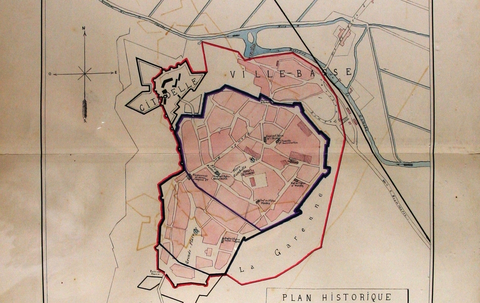 Plan historique manuscrit de Montreuil qui montre les diverses enceintes qui se sont superposées au fil des époques (sous Helgaud Ier, aux XIe et XVIe siècles, enceinte actuelle)