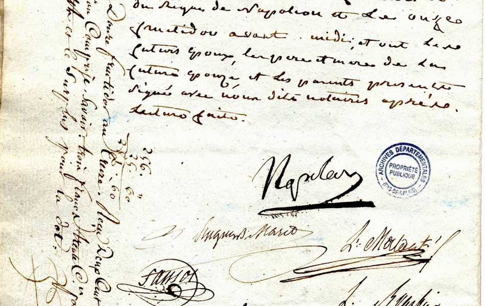 Photographie couleur d'une page manuscrite comportant la signature de Napoléon.
