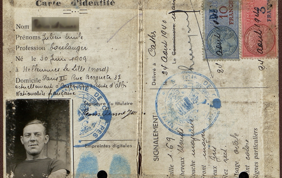 Carte d'identité d'un homme avec photographie noir et blanc en bas à gauche.