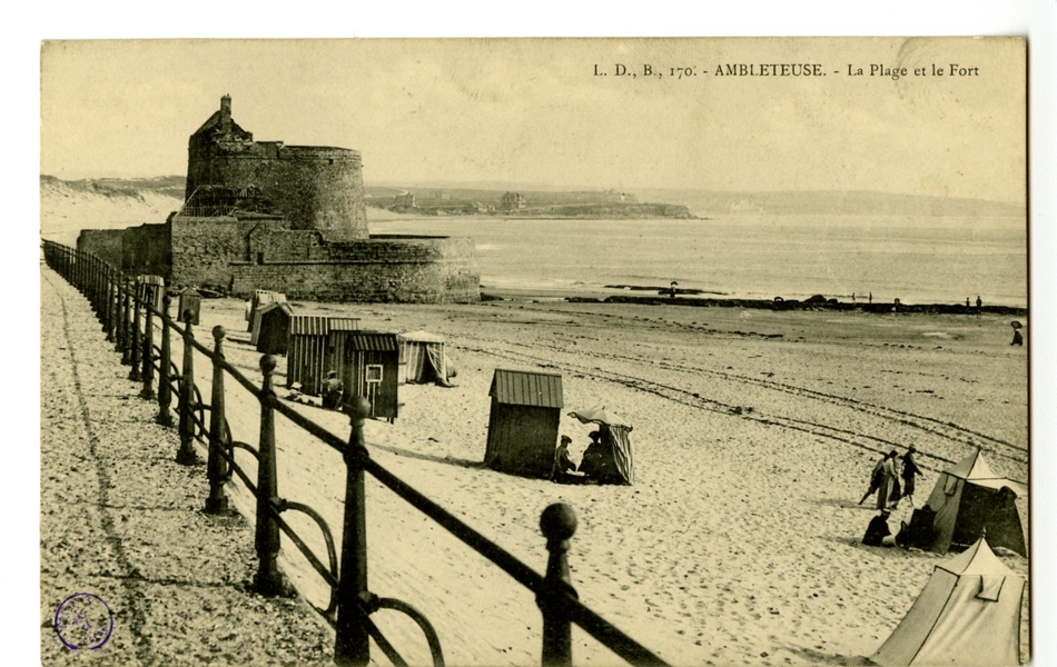 Carte postale en noir et blanc de la plage avec ses cabines et ses tentes. En arrière-plan, on aperçoit le fort