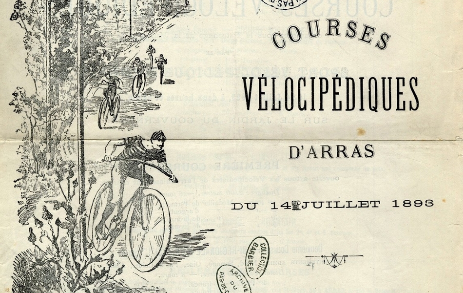 Couverture d'un programme imprimé monochrome. Autour du titre "Courses vélocipédiques d'Arras du 14 juillet 1893", un dessin montrant une course de vélo sur une route bordée d'arbres. Des hirondelles volent au-dessus des cyclistes.
