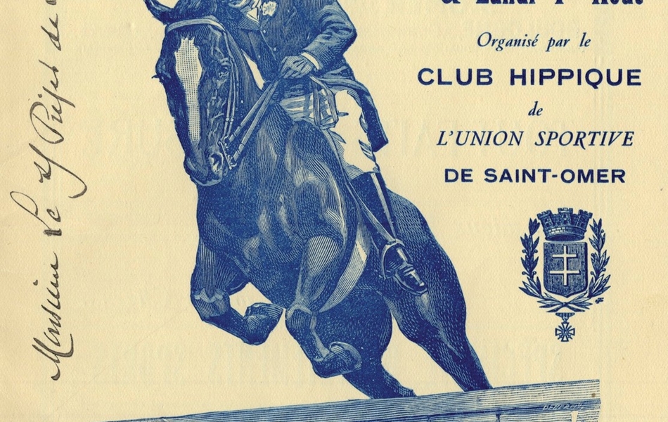 Couverture imprimée monochrome sur laquelle on lit "Concours hippique international des dimanche 31 juillet 1932 et lundi 1er août. Organisé par le club hippique de l'Union sportive de Saint-Omer. Programme officiel : 2 francs". On remarque aussi l'annontation manuscrite "Monsieur le préfet de Saint-Omer". Un cavalier sautant un obstacle de briques avec sa monture illustre cette couverture.