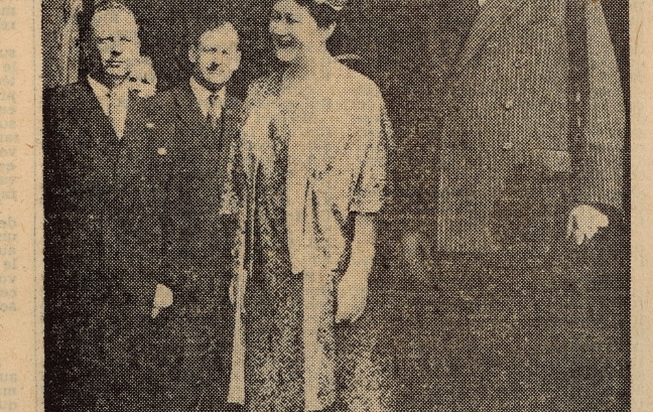 Coupure de presse illustrée d'une photographie sur laquelle on voit Charles et Yvonne de Gaulle debout sur le perron, en premier plan, face à une foule située hors du cadre. En-dessous, la légende suivante : "Détendu, le président de la République se tient au côté de la première dame de France, sur le perron de l'hôtel de ville de Calais".