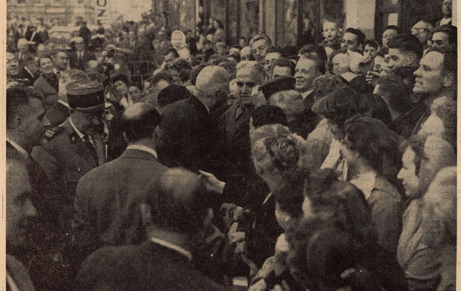 Photographie de presse sur laquelle on voit le général de gaulle entouré par la foule, serrant la main des personnes présentes. En-dessous, la légende suivante : "le président, fidèle à son habitude, se mêle à la foule".