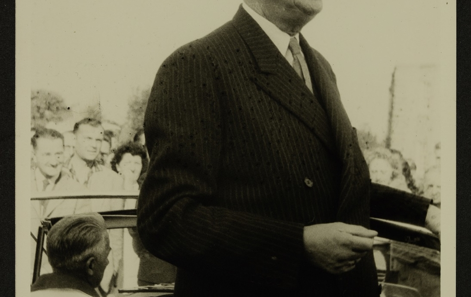 Le Général De Gaulle, Président de la République française, debout dans sa voiture décapotable à la fin de sa visite de l'Usine des "Filés de Calais", le 24 septembre 1959.