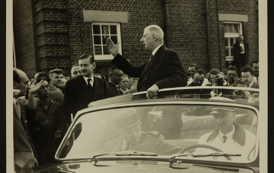 Le Général De Gaulle, Président de la République française, debout dans sa voiture, salue les employés de l'Usine des "Filés de Calais" le 24 septembre 1959, lors de son départ.