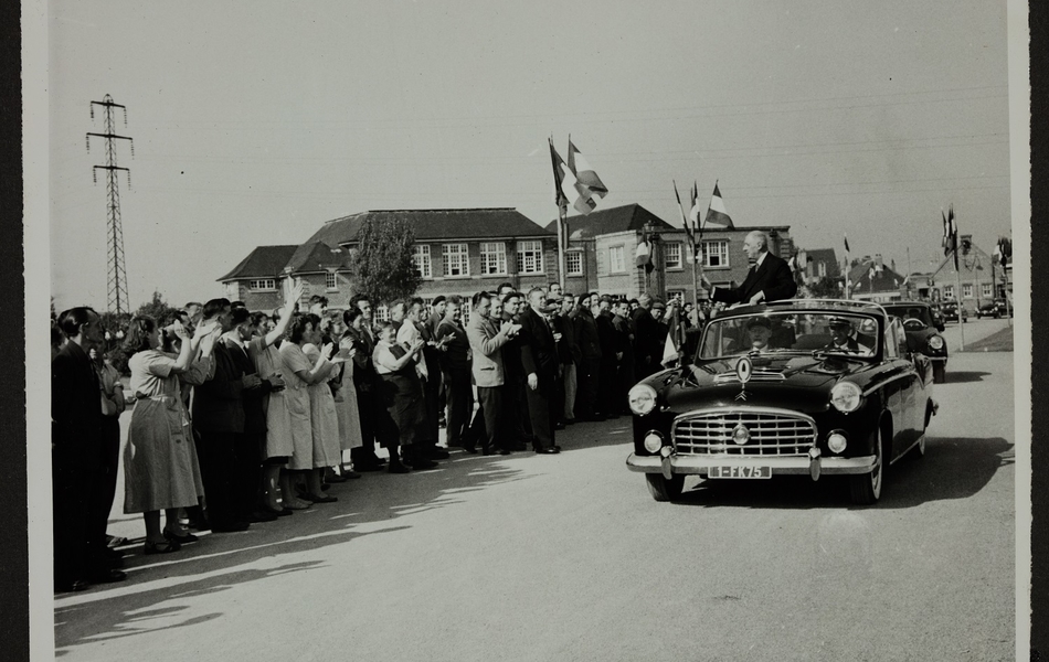 Le Général De Gaulle, Président de la République française, salue debout depuis sa voiture, les employés de l'Usine des "Filés de Calais" le 24 septembre 1959, lors de son arrivée.