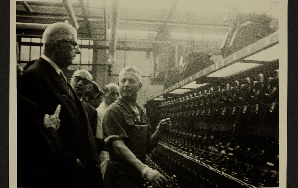 Lors de sa visite du 24 septembre 1959 à l'Usine des "Filés de Calais", le Président de la République française s'entretient avec un employé, devant une machine.