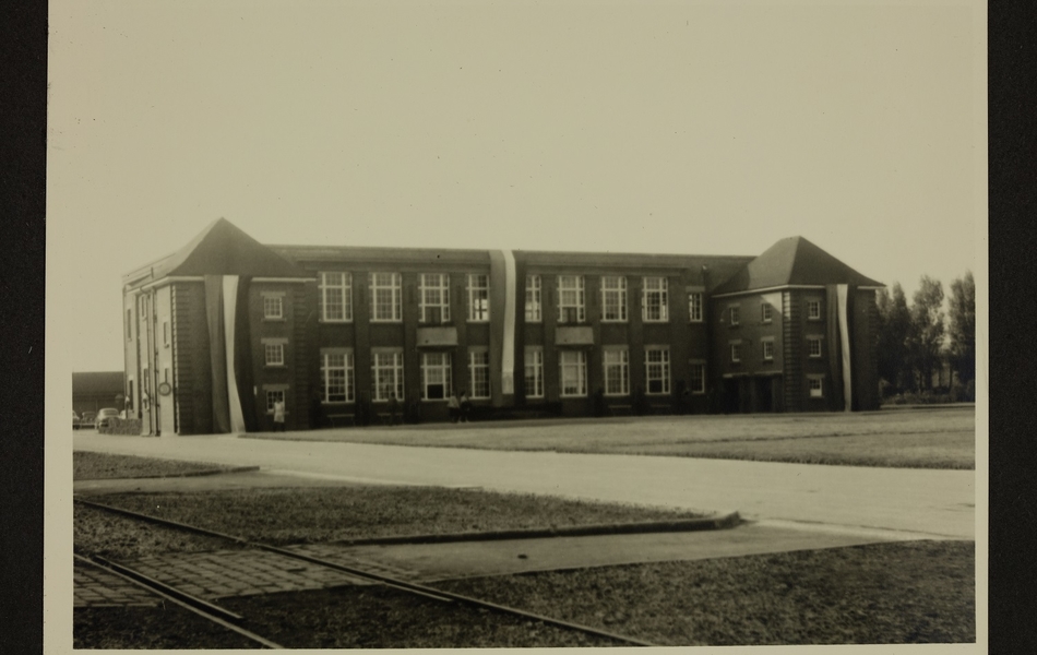 L'Usine des "Filés de Calais" décorée des couleurs tricolores à l'occasion de la visite officielle du Général De Gaulle, Président de la République française, le 24 septembre 1959.