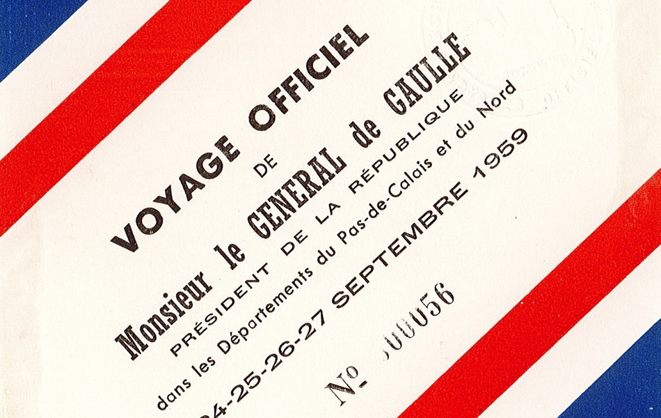 Photographie couleur d'un document imprimé encadré de bandes tricolores, sur lequel on lit : "Voyage officiel de M. le Général de Gaulle, Président de la République, dans les départements du Pas-de-Calais et du Nord. 24-25-26-27 septembre 1959. Numéro 000056".