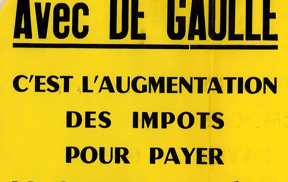 Photographie couleur d'un document imprimé sur lequel on lit : "Avec DE GAULLE c’est l’augmentation des impôts pour payer la guerre d’Algérie".