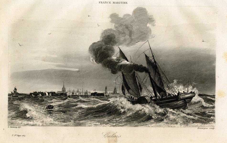Dessin noir et blanc montrant un bateau à vapeur comportant une roue et des voiles sur une mer agitée. À l'arrière plan, on aperçoit la ville de Calais