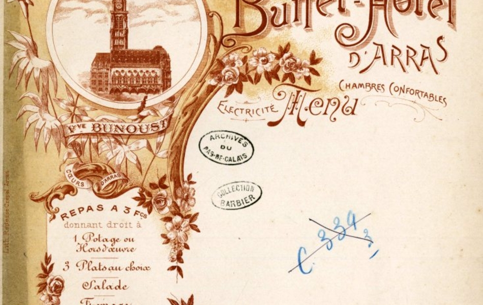 Papier à en-tête du buffet de la gare sur lequel on lit "Chemin de Fer du Nord, Buffet-hôtel d'Arras, chambres confortables, électricité". Dans la colonne de gauche est détaillé le menu à 3 francs "1 potage ou hors d'oeuvre, 3 plats au choix, salade, fromage, 1 dessert, 1/2 bouteille de vin ou 1 bouteille de bière". En haut est représentée une vue de la gare, ainsi que le beffroi en médaillon. Le tout est orné de frises fleuries et autres fioritures