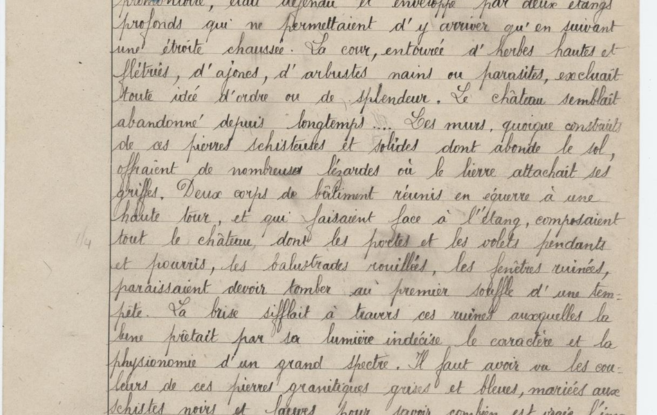 Document manuscrit sur lequel on lit "Examen de sténo-dactylographie. Date de l’examen : 9 août 1938. Note : 19/38. Un ancien manoir breton. Le château, situé sur la croupe d’une espèce de promontoire, était défendu et enveloppé par deux étangs profonds qui ne permettaient d’y arriver qu’en suivant une étroite chaussée. La cour, entourée d’herbes hautes et flétries, d’ajoncs, d’arbustes nains ou parasites, excluait toute idée d’ordre ou de splendeur. Le château semblait abandonné depuis longtemps… Les murs, quoique construits de ces pierres schisteuses et solides dont abonde le sol, offraient de nombreuses lézardes où le lierre attachait ses griffes. Deux corps de bâtiment réunis en équerre à une haute tour, et qui faisaient face à l’étang, composaient tout le château dont les portes et les volets pendants et pourris, les balustrades rouillées, les fenêtres ruinées, paraissaient devoir tomber au premier souffle d’une tempête. La brise sifflait à travers ces ruines auxquelles la lune prêtait par sa lumière indécise le caractère et la physionomie d’un grand spectre. Il faut avoir vu les couleurs de ces pierres granitiques grises et bleues, mariées aux schistes noirs et fauves, pour savoir combien est vraie l’image que suggérait la vue de cette carcasse vide et sombre. Ces pierres disjointes, ces croisées sans vitres, sa tour à créneaux, ses toits à jours lui donnaient tout à fait l’air d’un squelette… Enfin, la forme des portes, la grossièreté des ornements, le peu d’ensemble des constructions, tout annonçait un de ces manoirs féodaux dont s’enorgueillit la Bretagne. Balzac".