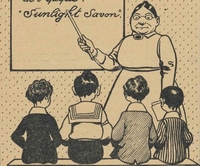 Dessin noir et blanc représentant quatre enfants de dos, assis sur un banc, devant une dame portant lunettes et chignon, désignant du bout d'une baguette un tableau. Dessus on lit : "Quelle est la plus grande invention de l'époque? Sunlight Savon."