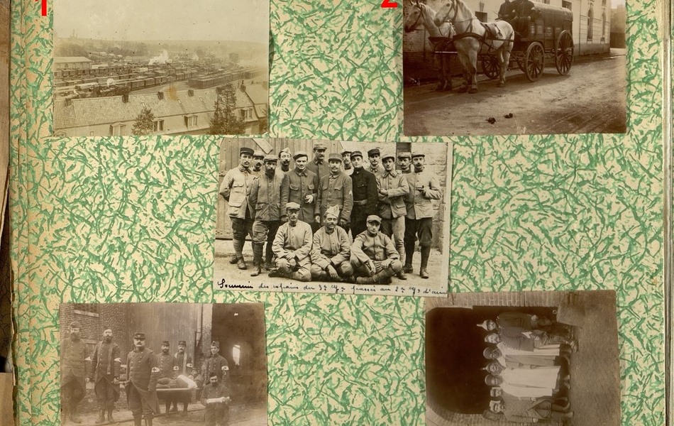 Page d'un album présentant cinq photographies, un nœud ferroviaire, un véhicule hippomobile militaire, et trois portraits de groupes de militaires.