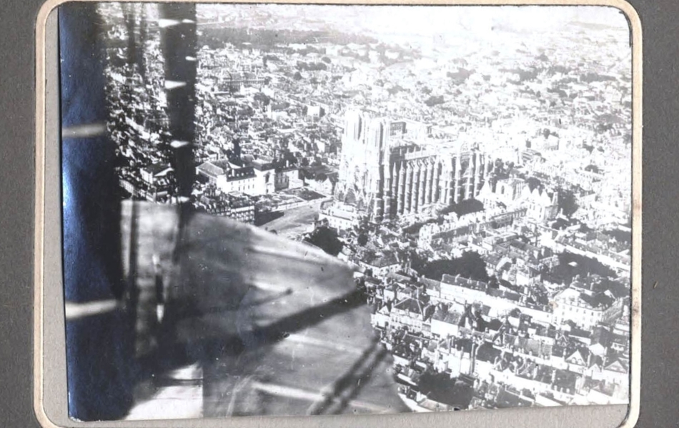 Photographie d'une cathédrale, prise d'une hauteur. 