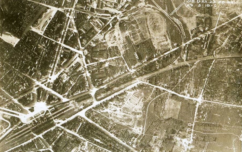 Photographie aérienne sur laquelle figure une gare.