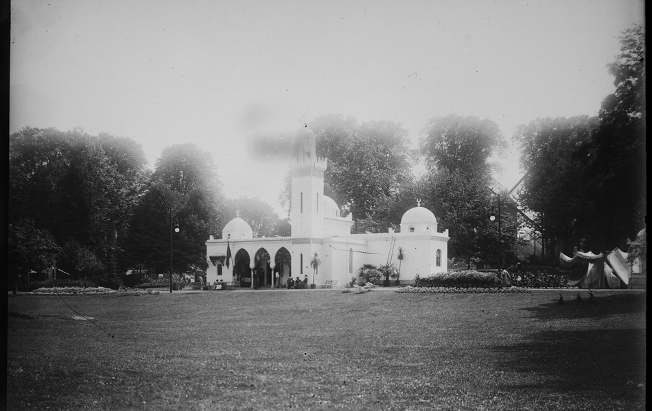 Photographie noir et blanc montrant un bâtiment blanc de type mauresque.