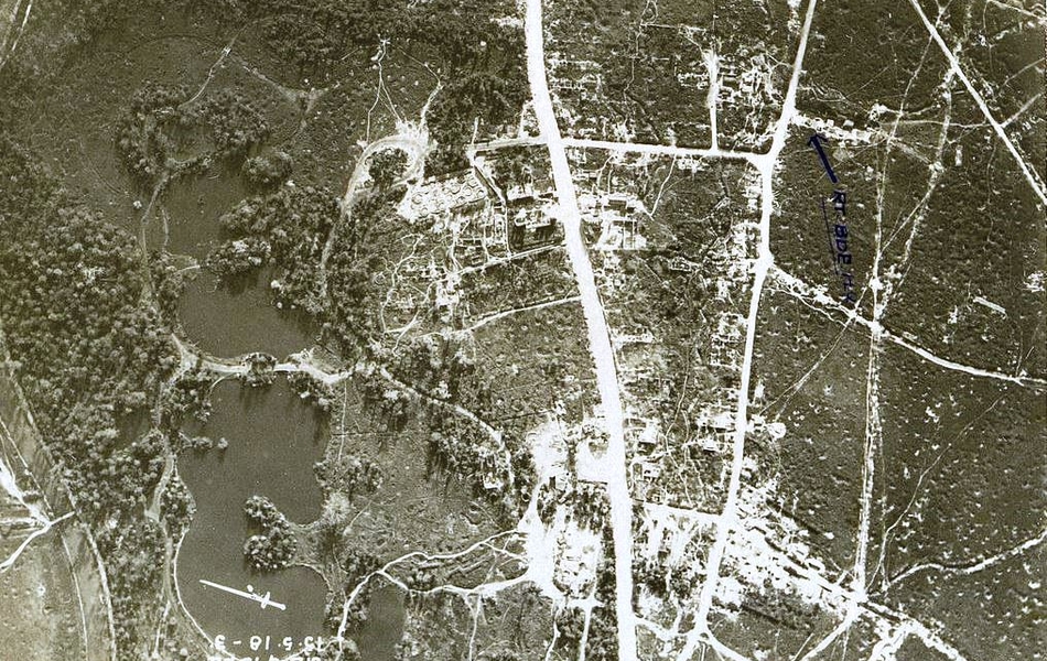 Photographie aérienne sur laquelle figurent des étangs.