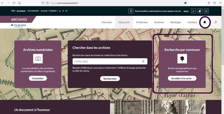 Capture d'écran de la page d'accueil du site internet des archives départementales du Pas-de-Calais au 1er janvier 2022 sur laquelle sont entourés : la cloche de notifications en haut à droite du menu principal ; et le 3e bloc à droite d'accès rapide à la recherche cartographique par commune.