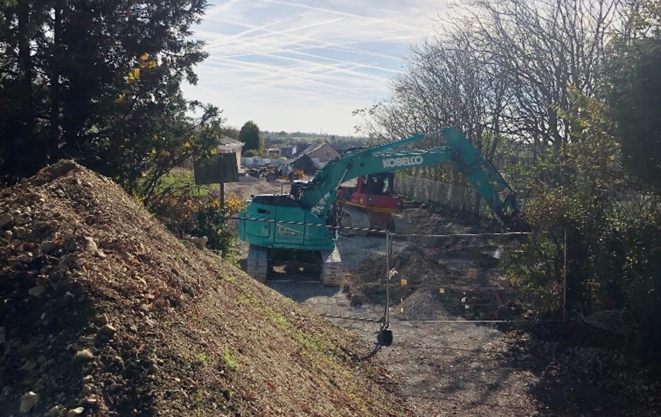 Photographie couleur montrant une route de terre creusée sur un talus.